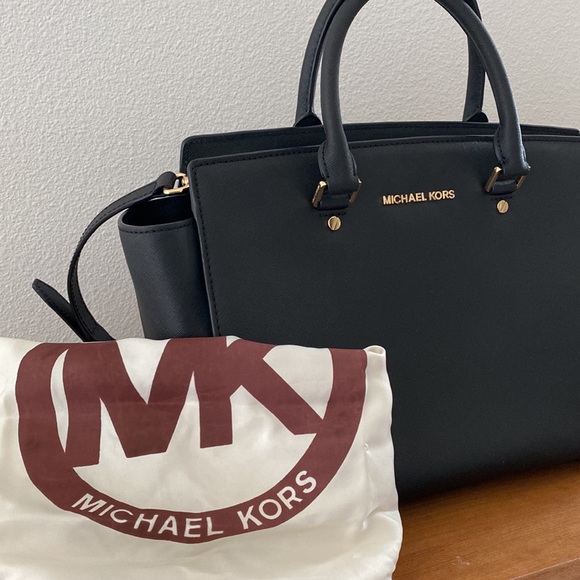 Michael Kors Handbags - Michael Kors Selma Saffiano Leather Medium Trapeze Satchel in Black